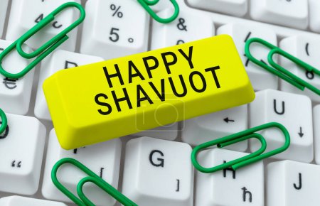 Téléchargez les photos : Signe montrant Happy Shavuot, idée d'affaires fête juive commémorant la révélation des dix commandements - en image libre de droit