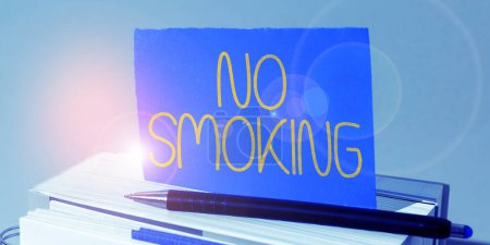 Foto de Escribir mostrando texto No Fumar, Concepto de negocios usando tabaco está prohibido en este lugar - Imagen libre de derechos