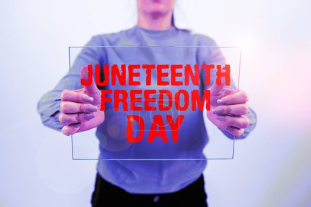 Foto de Escribiendo mostrando texto Juneteenth Freedom Day, Word Escrito en feriado legal en los Estados Unidos en conmemoración del fin de la esclavitud - Imagen libre de derechos