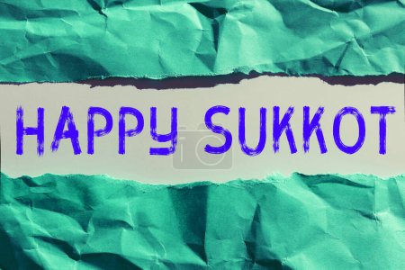 Foto de Señal de texto mostrando Happy Sukkot, Palabra para Irlanda celebración verde amuletos de la suerte y tréboles - Imagen libre de derechos