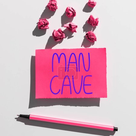 Foto de Señal que muestra Man Cave, idea de negocio una habitación, espacio o área de una vivienda reservada para una persona masculina - Imagen libre de derechos