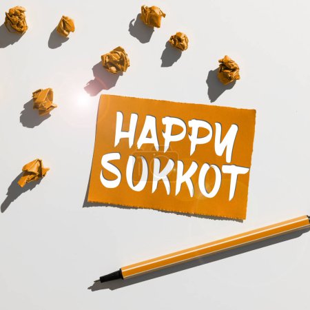 Foto de Texto que muestra inspiración Happy Sukkot, Word for Ireland celebración verde amuletos de la suerte y tréboles - Imagen libre de derechos