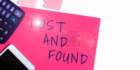 Téléchargez les photos : Légende du texte présentant Lost And Found, Aperçu de l'entreprise Lieu où vous pouvez trouver des choses oubliées Service de recherche - en image libre de droit