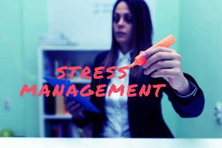 Foto de Conceptual caption Stress Management, Business muestra formas de aprendizaje de comportarse y pensar que reducen el estrés - Imagen libre de derechos