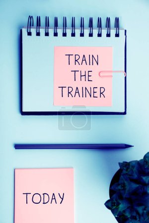 Foto de Señal de texto que muestra Train The Trainer, Concepto de Internet identificado para enseñar mentor o entrenar a otros que asisten a clase - Imagen libre de derechos