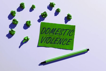 Foto de Signo de texto que muestra Violencia Doméstica, Concepto que significa comportamiento violento o abusivo dirigido por un familiar o miembro del hogar - Imagen libre de derechos