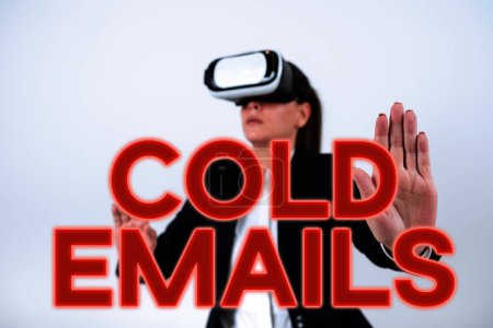 Foto de Señal de escritura a mano Emails fríos, Concepto que significa correo electrónico no solicitado enviado a un receptor sin contacto previo - Imagen libre de derechos