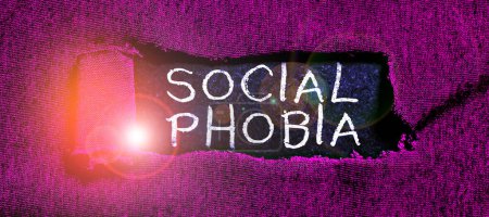 Foto de Signo de texto que muestra fobia social, Palabra Escrito en el miedo abrumador de las situaciones sociales que son angustiantes - Imagen libre de derechos