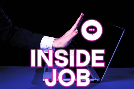 Foto de Señal que muestra Inside Job, Word Escrito con la ayuda de alguien en una posición dentro de una organización o grupo - Imagen libre de derechos
