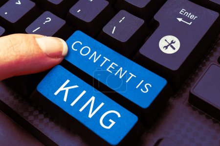 Téléchargez les photos : Légende conceptuelle Le contenu est roi, Parole écrite sur le contenu est au cœur des stratégies de marketing d'aujourd'hui - en image libre de droit