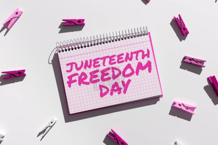 Foto de Inspiración mostrando signo Juneteenth Freedom Day, Internet Concept fiesta legal en los Estados Unidos en conmemoración del fin de la esclavitud - Imagen libre de derechos