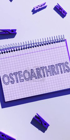 Foto de Signo de texto que muestra la osteoartritis, concepto de negocio Degeneración del cartílago articular y el hueso subyacente - Imagen libre de derechos