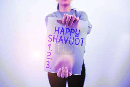 Téléchargez les photos : Signe montrant Happy Shavuot, concept d'entreprise fête juive commémorant la révélation des dix commandements - en image libre de droit