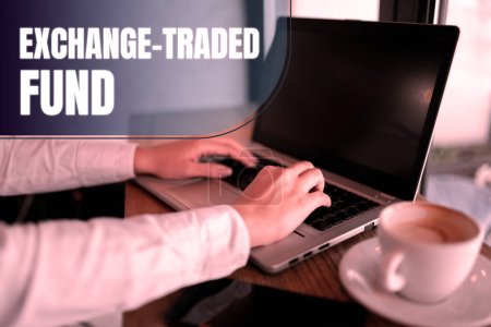 Signe d'écriture à la main Exchange Traded Fund, Mot écrit sur titre négociable qui suit un indice boursier