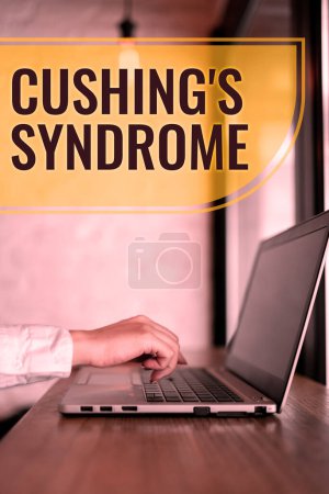 Téléchargez les photos : Texte manuscrit Syndrome de Cushings, Internet Concept un trouble causé par la surproduction d'hormones corticostéroïdes - en image libre de droit