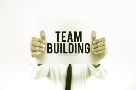 Téléchargez les photos : Signe texte montrant Team Building, Concept d'entreprise Types d'activités utilisées pour améliorer les relations sociales - en image libre de droit