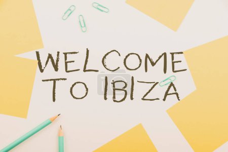 Téléchargez les photos : Inspiration montrant signe Bienvenue à Ibiza, Parole écrite sur Salutations chaleureuses de l'une des îles Baléares d'Espagne - en image libre de droit