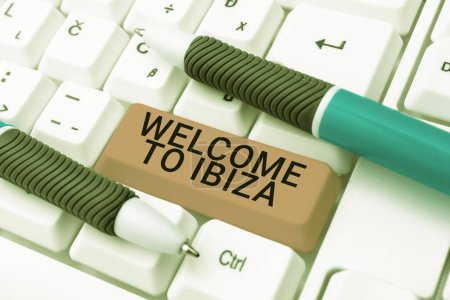 Téléchargez les photos : Texte inspirant Bienvenue à Ibiza, Approche d'affaires Salutations chaleureuses de l'une des îles Baléares d'Espagne - en image libre de droit