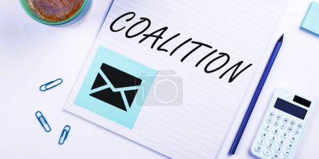 Textschild, das eine Koalition, ein Wort über ein vorübergehendes Bündnis unterschiedlicher Parteien, Personen oder Staaten für gemeinsames Handeln zeigt