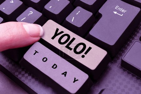 Téléchargez les photos : Texte inspirant Yolo, Business approach stand for You only live once popular phase among students and teens - en image libre de droit