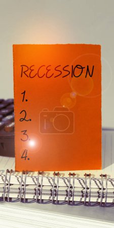 Foto de Inspiración mostrando signo Recesión, Palabra Escrito en el proceso de disminución progresiva en el crecimiento, período de reducción - Imagen libre de derechos