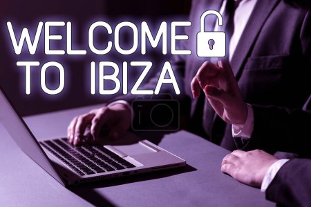 Téléchargez les photos : Légende du texte Bienvenue à Ibiza, Idée d'affaires Salutations chaleureuses de l'une des îles Baléares d'Espagne - en image libre de droit