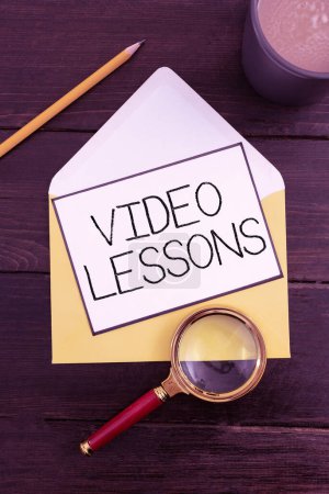 Foto de Signo de texto que muestra lecciones de video, enfoque empresarial Material de educación en línea para un tema Visualización y aprendizaje - Imagen libre de derechos