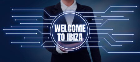 Téléchargez les photos : Inspiration montrant signe Bienvenue à Ibiza, Approche d'affaires Salutations chaleureuses de l'une des îles Baléares d'Espagne - en image libre de droit
