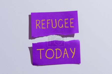 Foto de Texto que muestra inspiración Refugiado, Palabra Escrito en se refieren a los movimientos de grandes grupos de personas desplazadas - Imagen libre de derechos