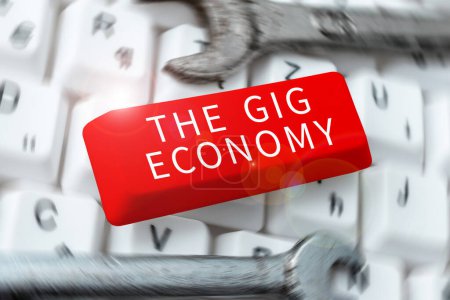 Téléchargez les photos : Panneau affichant The Gig Economy, mot pour marché des contrats à court terme travail indépendant temporaire - en image libre de droit