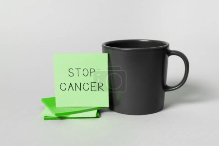Téléchargez les photos : Affichage d'un panneau Stop Cancer, Approche commerciale Pratique consistant à prendre des mesures actives pour réduire le taux de cancer - en image libre de droit