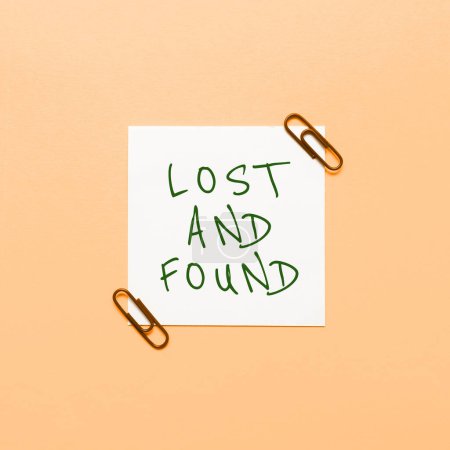 Téléchargez les photos : Panneau affichant Lost And Found, Concept d'entreprise Lieu où vous pouvez trouver des choses oubliées Service de recherche - en image libre de droit