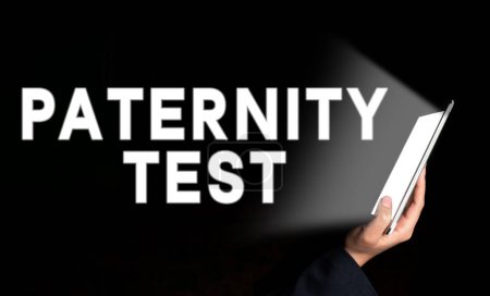 Téléchargez les photos : Écriture affichant le texte Test de paternité, mot Écrit sur un test d'ADN pour déterminer si un homme donné est le père biologique - en image libre de droit