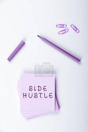 Téléchargez les photos : Inspiration montrant signe côté Hustle, Conceptuel façon photo faire un peu d'argent supplémentaire qui vous permet de flexibilité pour poursuivre - en image libre de droit