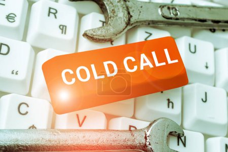 Foto de Texto que presenta Cold Call, Concepto que significa Llamada no solicitada hecha por alguien que intenta vender bienes o servicios - Imagen libre de derechos