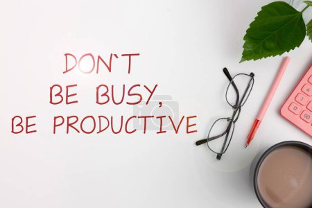 Foto de Inspiración mostrando signo DonT Be Busy, Be Productive, Word Written on Work eficientemente Organice su horario - Imagen libre de derechos