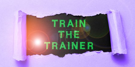 Foto de Letrero que muestra Train The Trainer, Word Escrito en identificado para enseñar mentor o entrenar a otros a asistir a la clase - Imagen libre de derechos