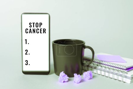 Téléchargez les photos : Texte montrant Arrêter le cancer, mot pour mot Pratique de prendre des mesures actives pour réduire le taux de cancer - en image libre de droit