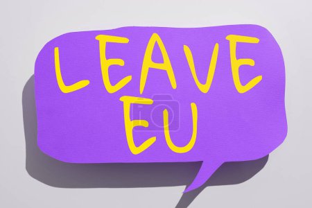 Foto de Letrero de escritura a mano Leave Eu, Word Written on Un acto de una persona para salir de un país que pertenece a Europa - Imagen libre de derechos