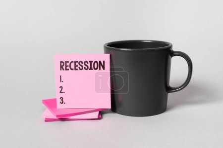 Foto de Exhibición conceptual Recesión, Palabra para el proceso de disminución progresiva en el crecimiento, período de reducción - Imagen libre de derechos