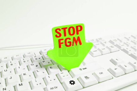 Téléchargez les photos : Texte inspirant Stop Fgm, Parole écrite sur Mettre fin à la coupe génitale féminine et à la circoncision féminine - en image libre de droit