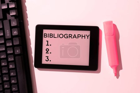 Téléchargez les photos : Affichage conceptuel Bibliographie, Photo conceptuelle une liste d'écrits relatifs à un sujet, une période ou un auteur particulier - en image libre de droit