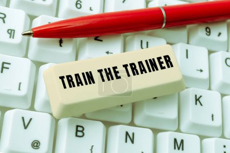 Foto de Señal que muestra Train The Trainer, Visión general de negocios identificada para enseñar mentor o entrenar a otros a asistir a clase - Imagen libre de derechos
