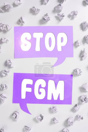 Foto de Señal de texto que muestra Stop Fgm, enfoque empresarial Poner fin al corte genital femenino y la circuncisión femenina - Imagen libre de derechos