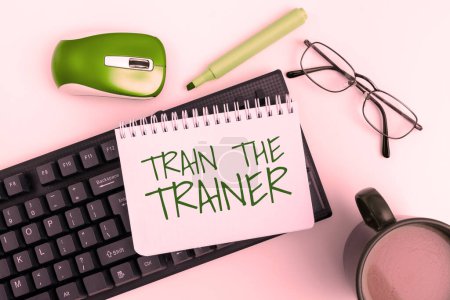 Foto de Texto que presenta Train The Trainer, idea de negocio identificada para enseñar mentor o entrenar a otros que asisten a clase - Imagen libre de derechos