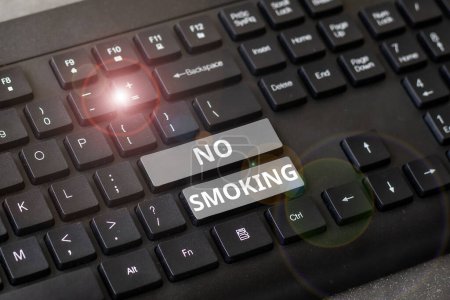 Foto de Señal de texto que muestra No fumar, escaparate de negocios usando tabaco está prohibido en este lugar - Imagen libre de derechos