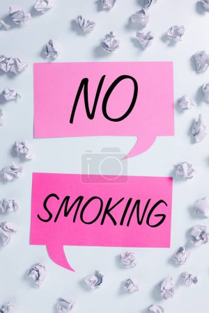 Foto de Letrero que muestra No Fumar, Palabra Escrito en el uso de tabaco está prohibido en este lugar - Imagen libre de derechos