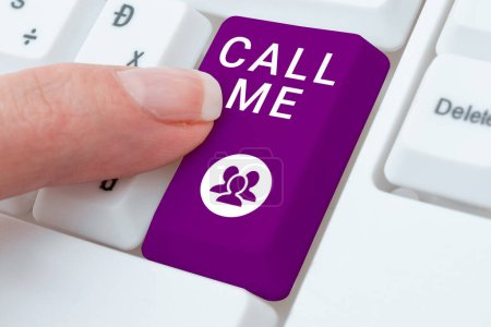 Foto de Señal que muestra Call Me, Foto conceptual Pedir comunicación por teléfono para hablar de algo - Imagen libre de derechos
