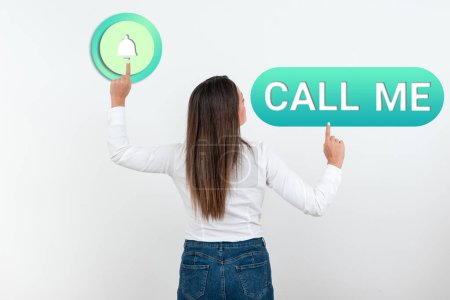 Foto de Señal de texto que muestra Call Me, Concepto que significa Pedir comunicación por teléfono para hablar de algo - Imagen libre de derechos