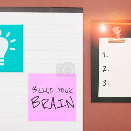Foto de Texto presentando Build Your Brain, Visión general de las actividades mentales del negocio para mantener o mejorar las habilidades cognitivas - Imagen libre de derechos